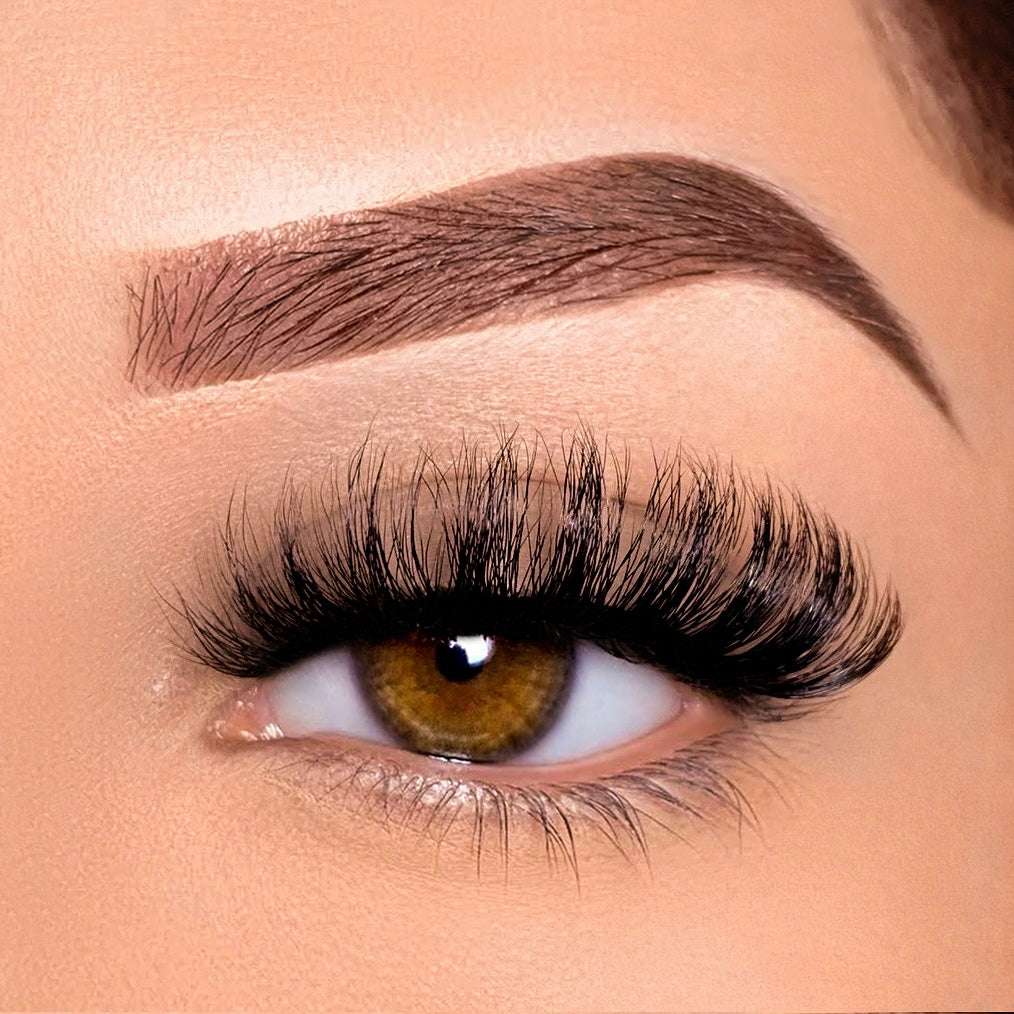 Essential false lashes – image 1